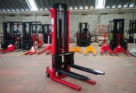 Apilador angosto cap. 1500kg altura de 1.60 mts.